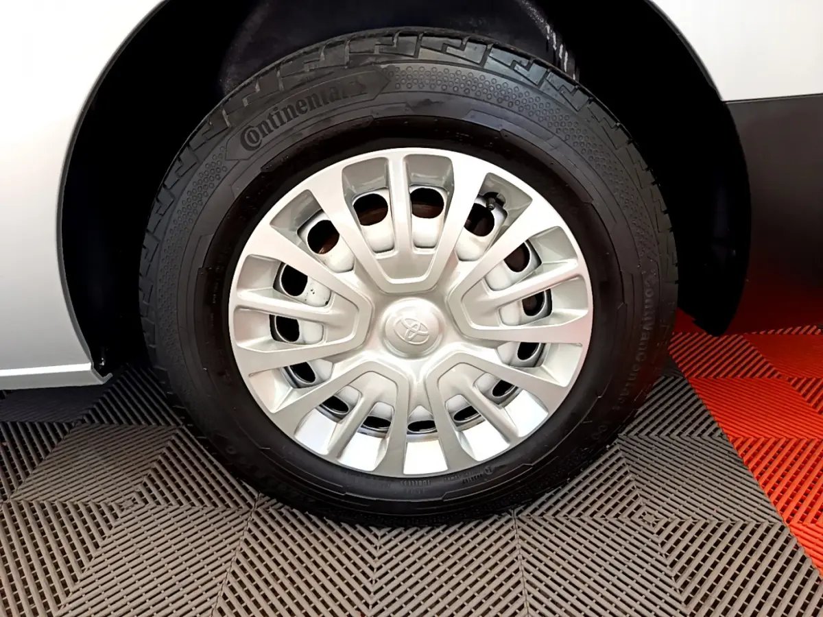 Gros plan sur la roue avant droite grise du Toyota Proace Verso 2019 avec jante acier et enjoliveur argenté.