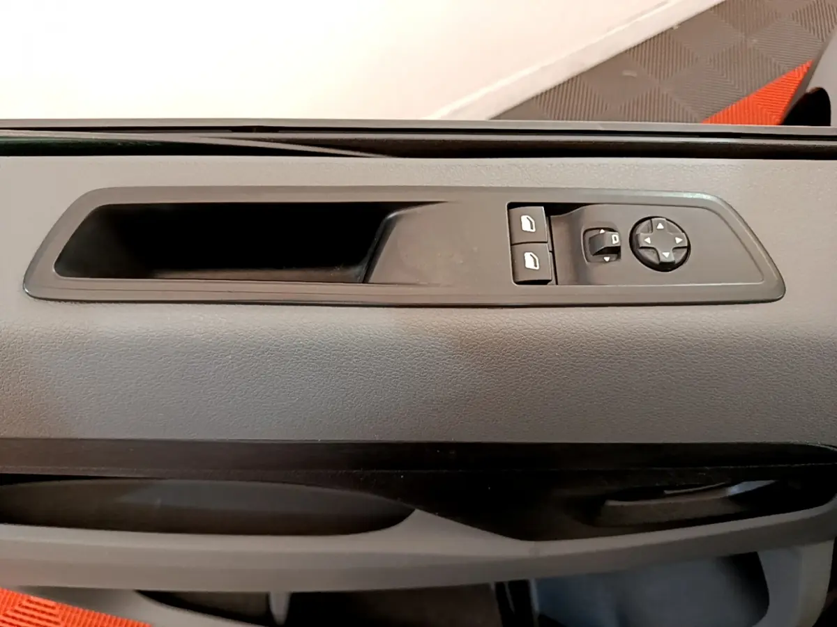 Gros plan sur la commande des vitres et rétroviseurs côté conducteur dans l'habitacle gris du Toyota Proace Verso 2019.