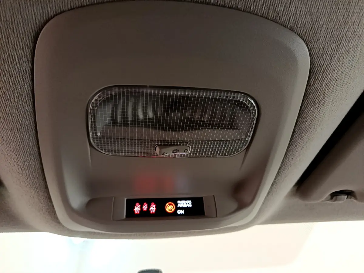 Plafonnier intérieur gris clair avec voyants de ceinture et airbag passager allumés dans un Toyota Proace Verso 2019.