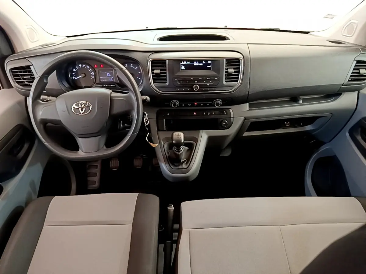 Intérieur avant du Toyota Proace Verso gris clair 2019, tableau de bord avec volant multifonctions et boîte manuelle.