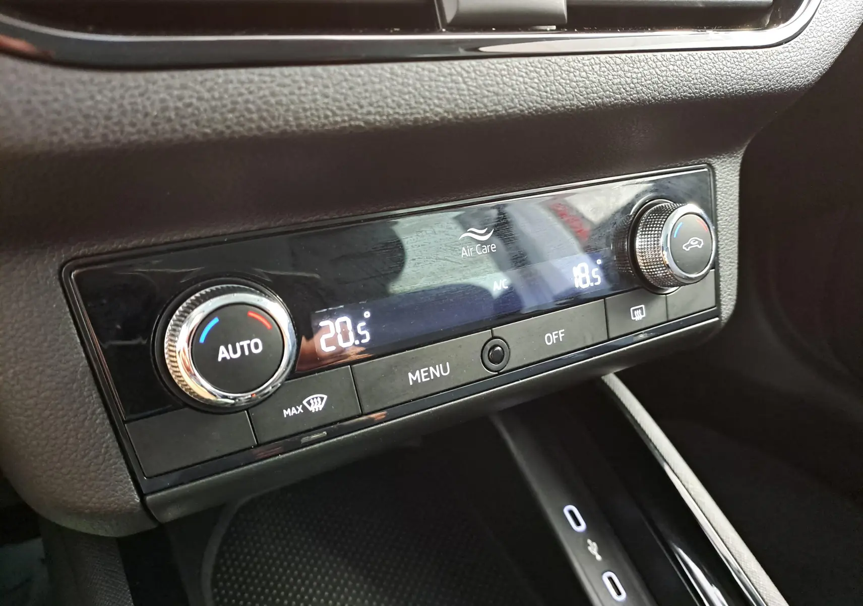 Gros plan sur la commande de climatisation automatique du Skoda Kamiq 2024 avec affichage digital et réglages rotatifs.