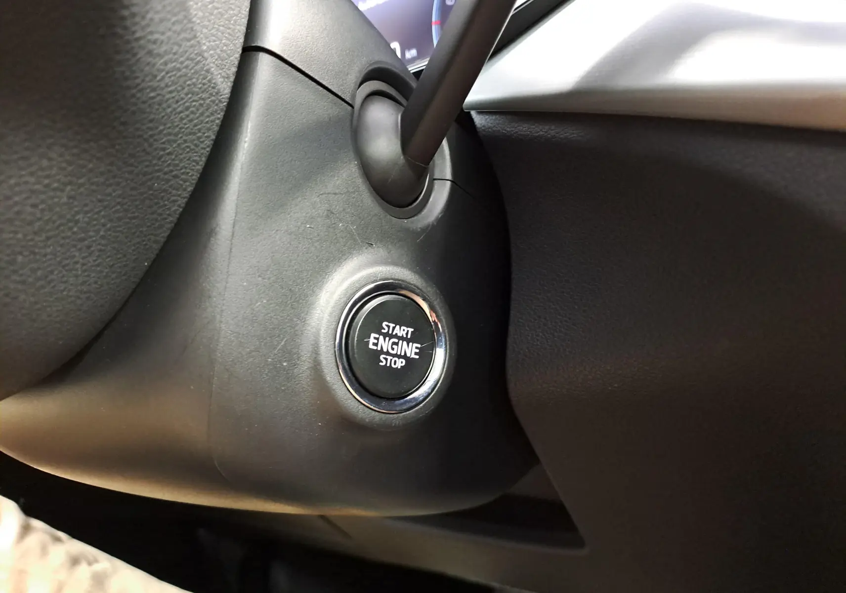 Gros plan sur le bouton Start Engine Stop du tableau de bord du Skoda Kamiq 2024, finition Business.
