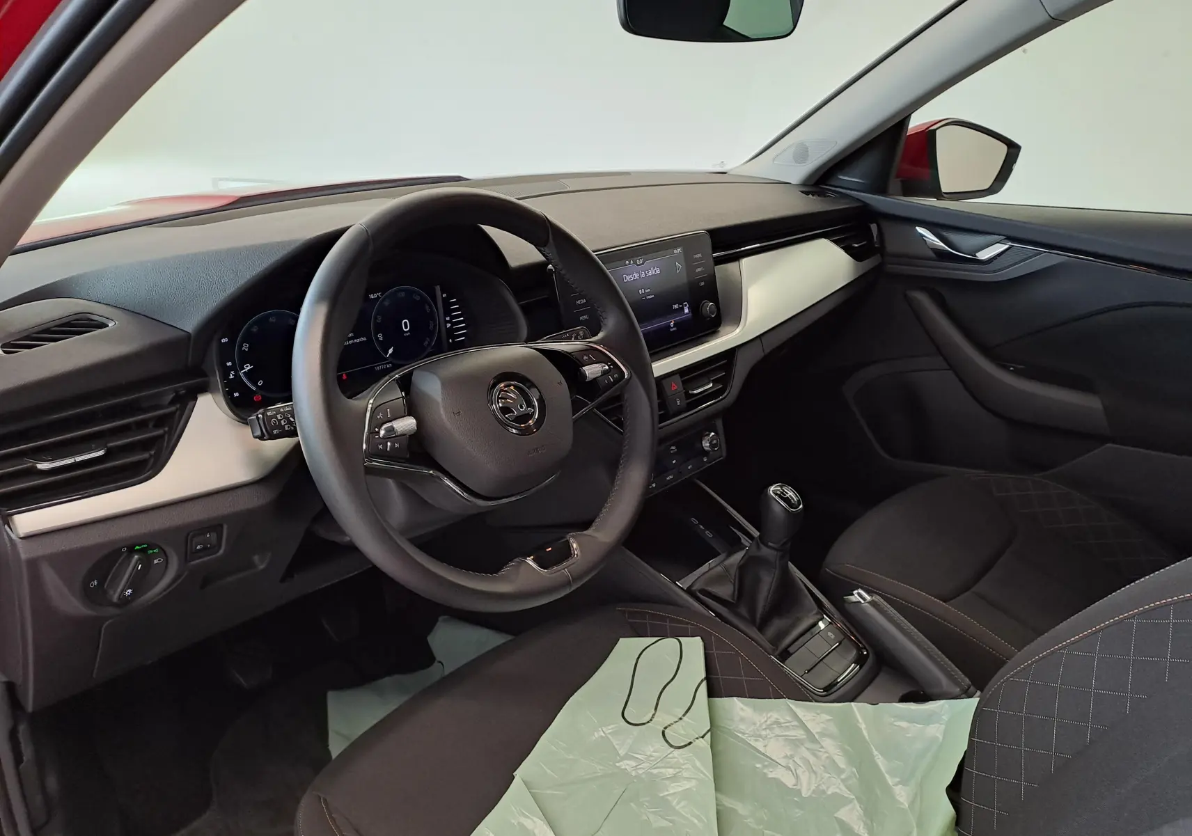 Intérieur du Skoda Kamiq 2024 vu côté conducteur, volant multifonction, tableau de bord avec Virtual Cockpit et boîte manuelle.