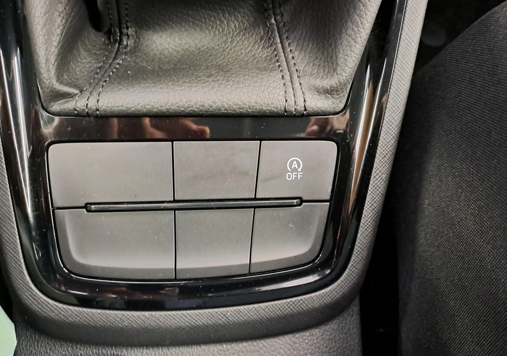 Gros plan sur les commandes autour du levier de vitesse en cuir noir du Skoda Kamiq Rouge Velvet 2024 finition Business.