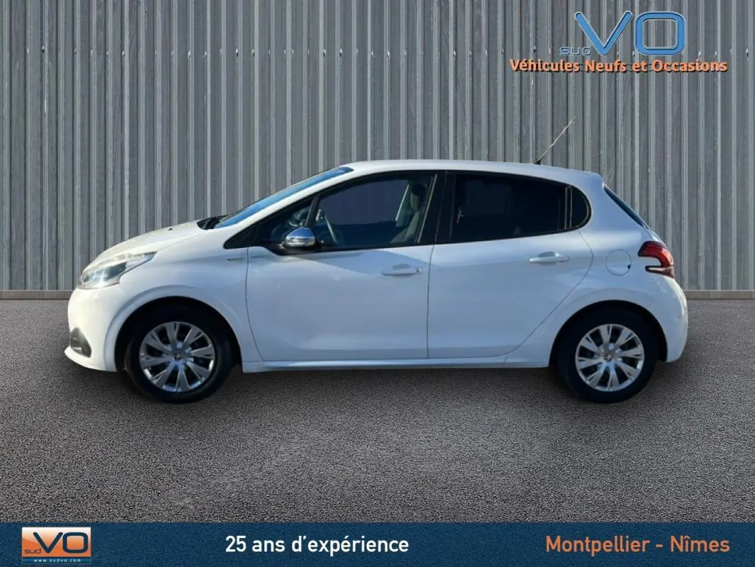 Profil latéral droit d'une Peugeot 208 blanche de 2015, compacte et élégante, avec jantes classiques 15 pouces.