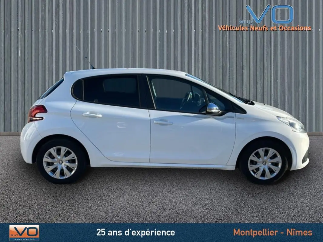 Profil côté gauche d'une Peugeot 208 blanche de 2015, version Urban Soul, avec jantes classiques 15 pouces.