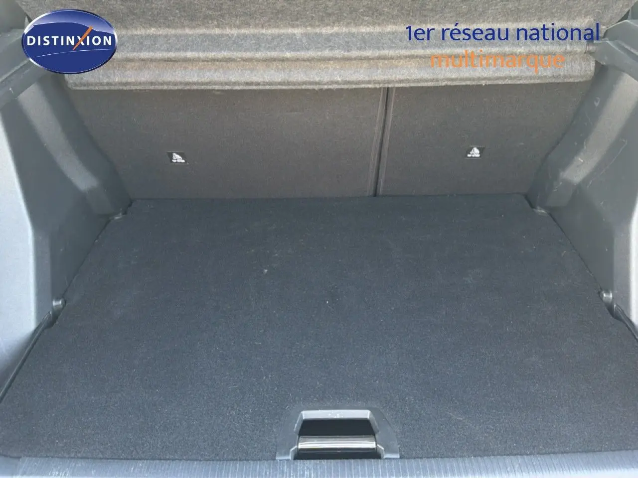 Coffre spacieux et vide du Peugeot 2008 gris platinium, vue intérieure depuis l'arrière du véhicule.