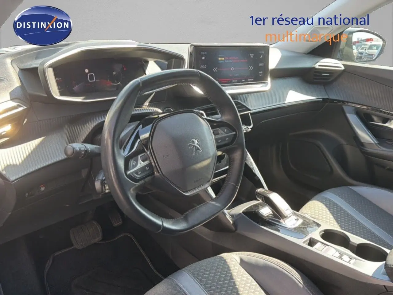 Vue intérieure du poste de conduite de la Peugeot 2008 2020, avec volant compact et tableau de bord numérique.