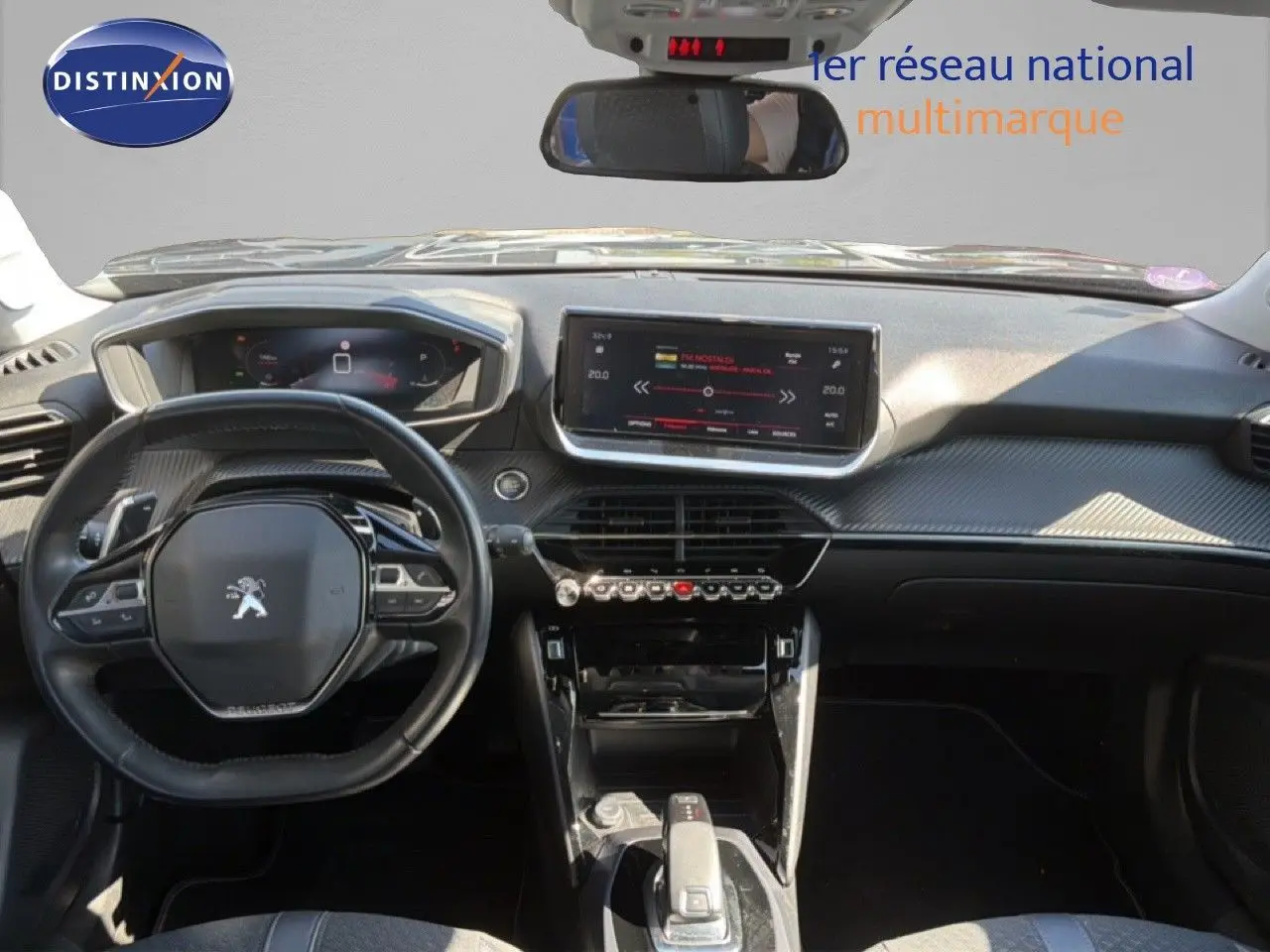 Vue intérieure avant du Peugeot 2008 gris platinium, mettant en valeur le tableau de bord numérique et l’écran tactile central.