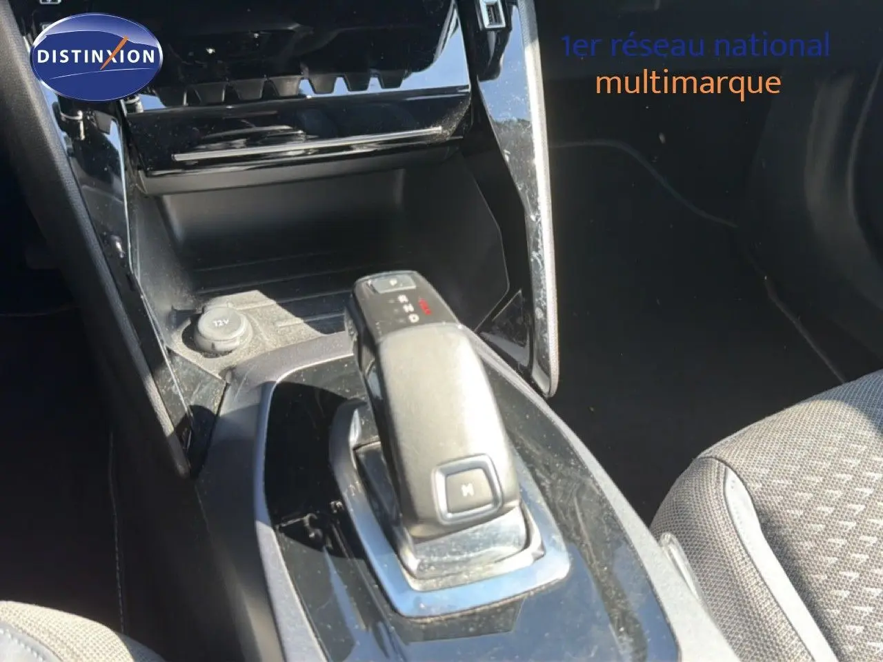 Vue rapprochée du levier de vitesses automatique dans l’habitacle noir d’un Peugeot 2008 gris platinium.