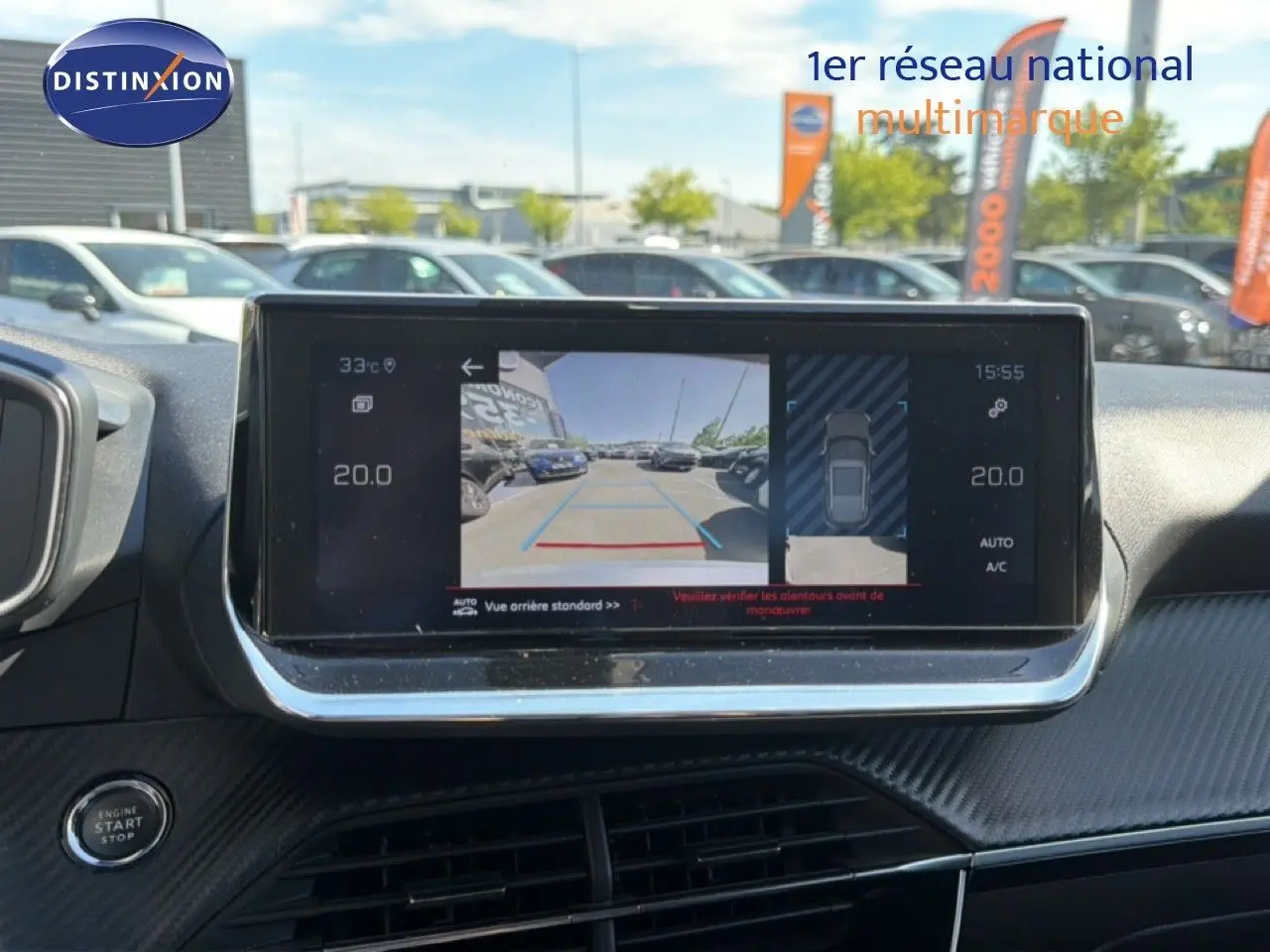 Vue intérieure du tableau de bord de la Peugeot 2008 gris platinium, écran multimédia affichant la caméra de recul.