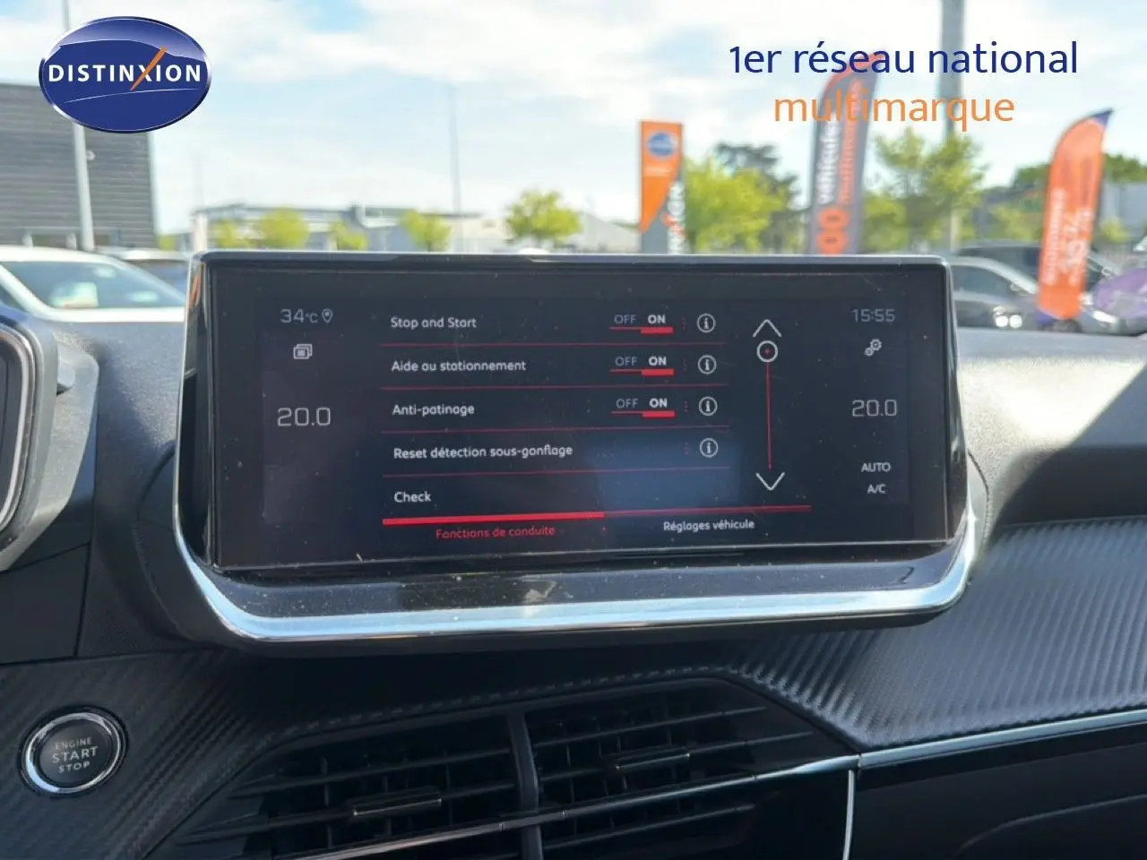 Vue intérieure du tableau de bord de la Peugeot 2008 2020 avec écran tactile affichant les aides à la conduite.