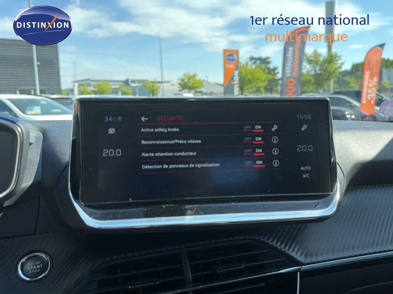 Écran tactile central de la Peugeot 2008 gris platinium, affichant les options de sécurité, vue intérieure avant.