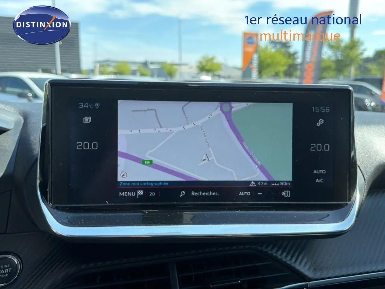 Écran tactile central du tableau de bord du Peugeot 2008 gris platinium, affichant la navigation GPS en extérieur.