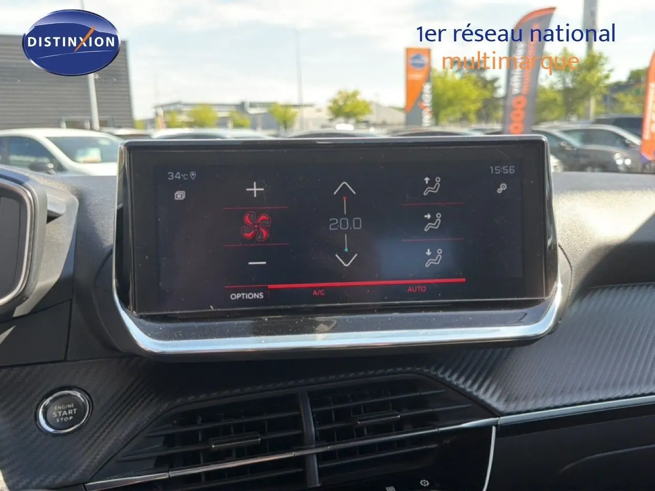 Vue rapprochée de l’écran tactile du tableau de bord de la Peugeot 2008 gris platinium, affichant la climatisation automatique.