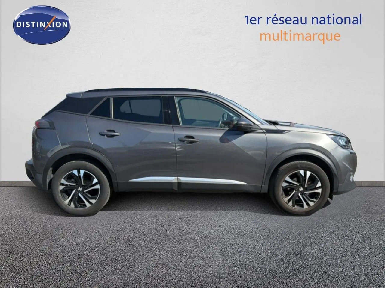 Profil droit d’un Peugeot 2008 gris platinium de 2020, version 1.2 PureTech 130 Allure avec jantes bi-ton et toit noir.