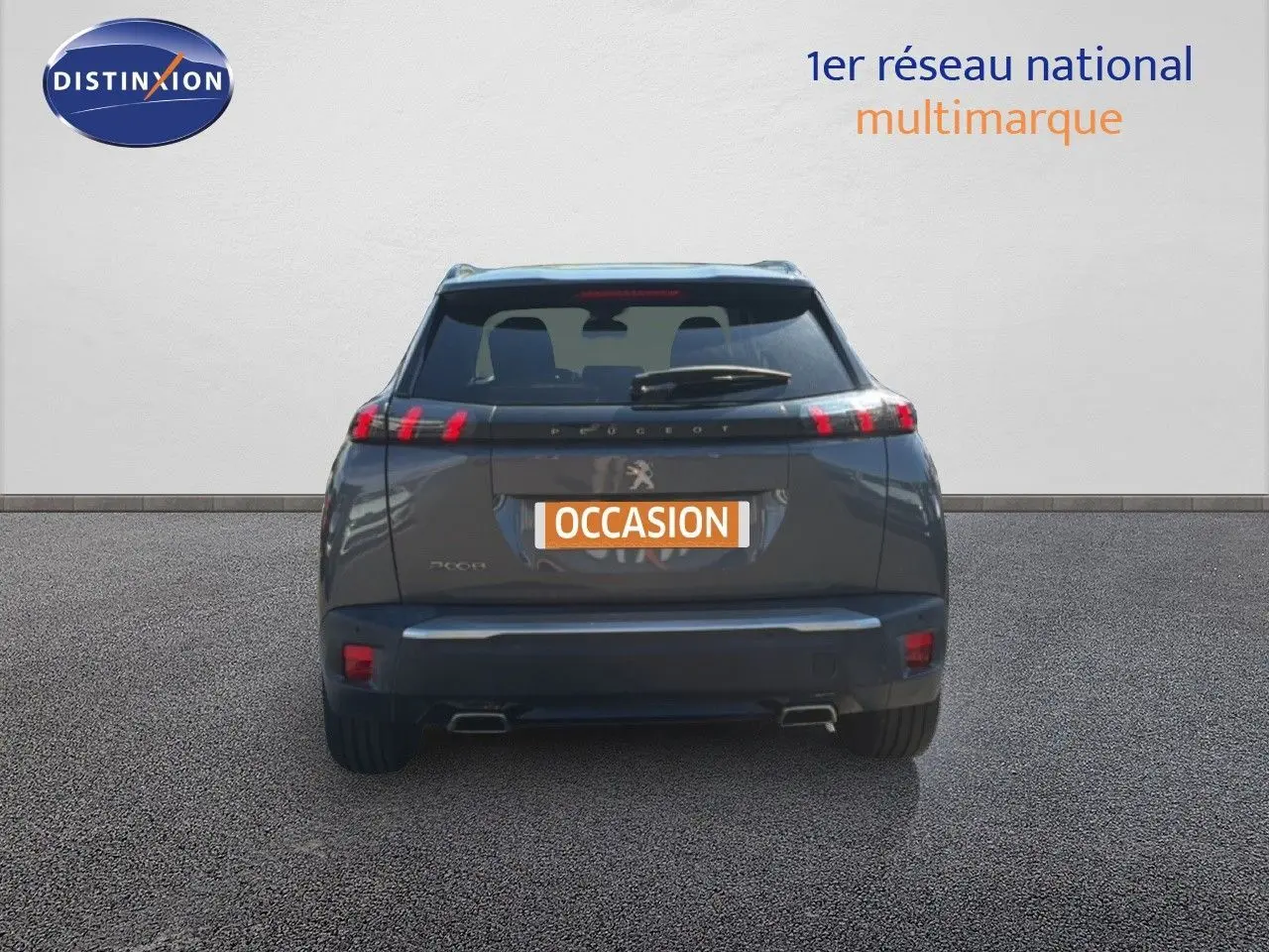 Vue arrière du Peugeot 2008 gris platinium de 2020, avec feux LED et double sortie d’échappement visible.