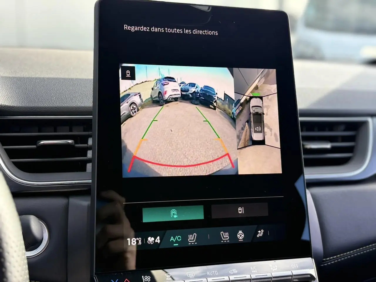 Écran tactile intérieur montrant la caméra 360° du Renault Symbioz gris Cassiopée en vue arrière et vue plongeante.