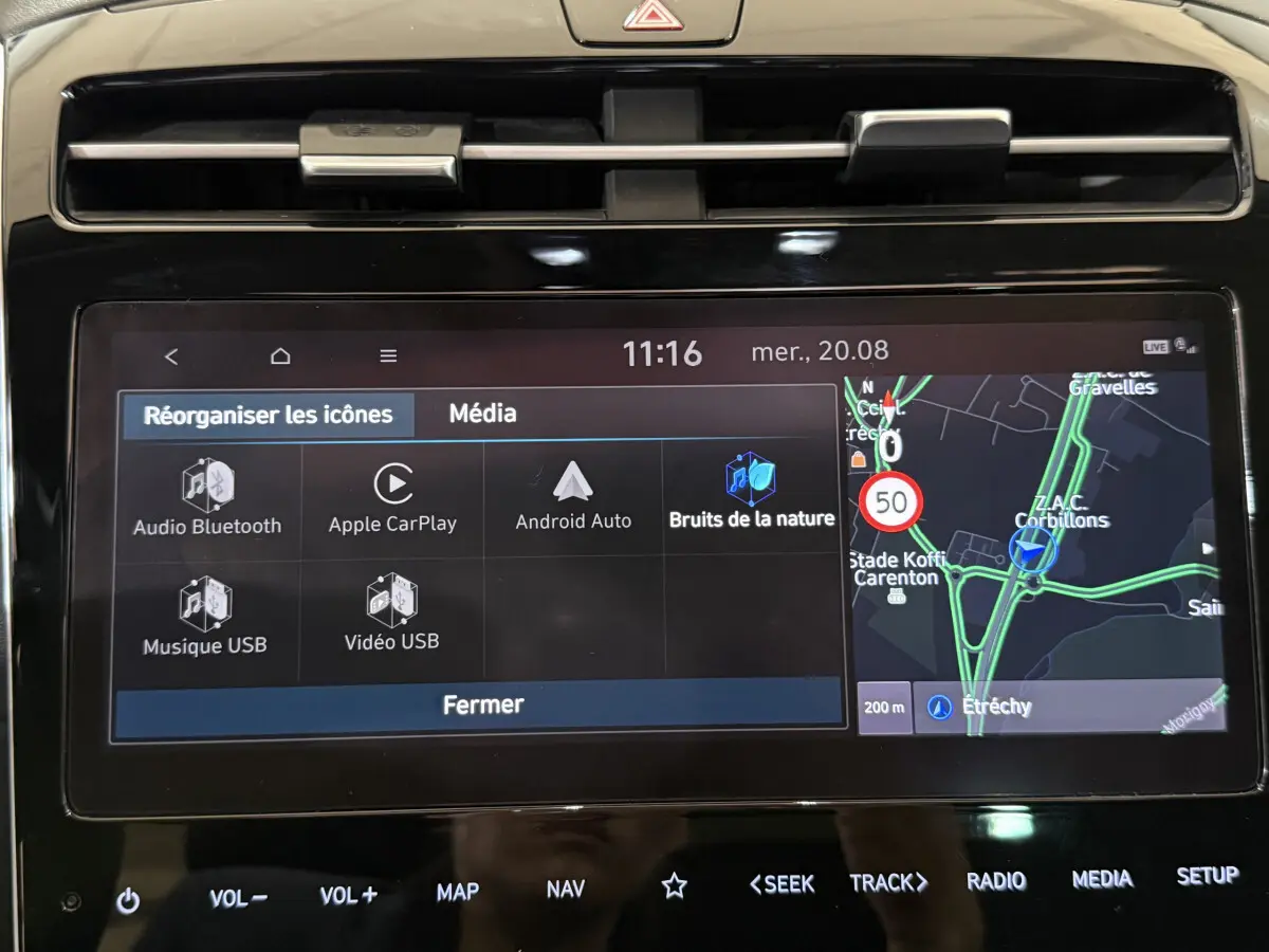 Écran tactile multimédia du Hyundai Tucson noir 2021 affichant navigation et options audio.