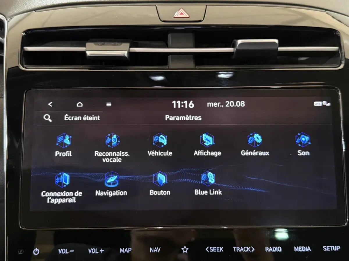 Écran tactile central allumé du tableau de bord du Hyundai Tucson noir, affichant le menu des paramètres.