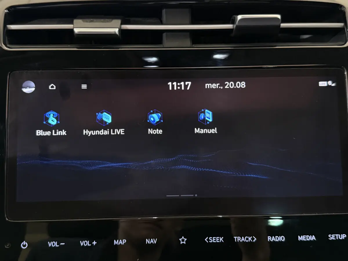Écran tactile central du tableau de bord du Hyundai Tucson 2021 affichant les applications Blue Link et Hyundai LIVE.