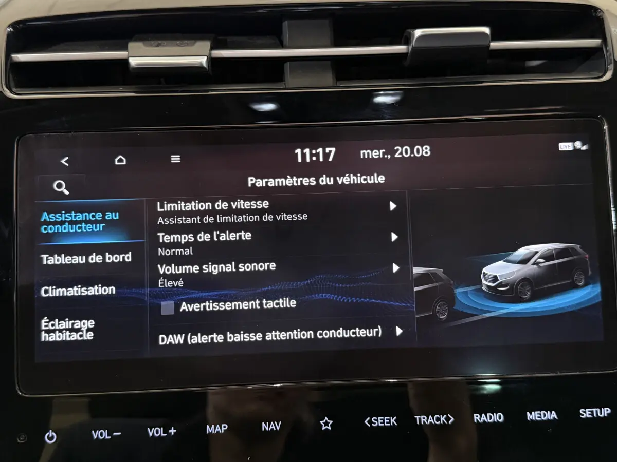 Écran tactile intérieur montrant les paramètres du véhicule avec illustration d’un SUV gris en vue latérale droite.