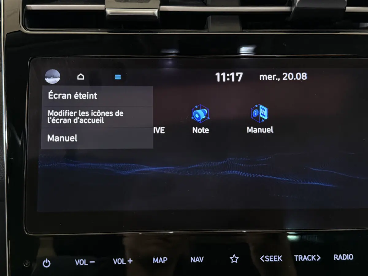 Écran tactile central noir du Hyundai Tucson 2021 affichant un menu avec options « Écran éteint » et « Manuel »