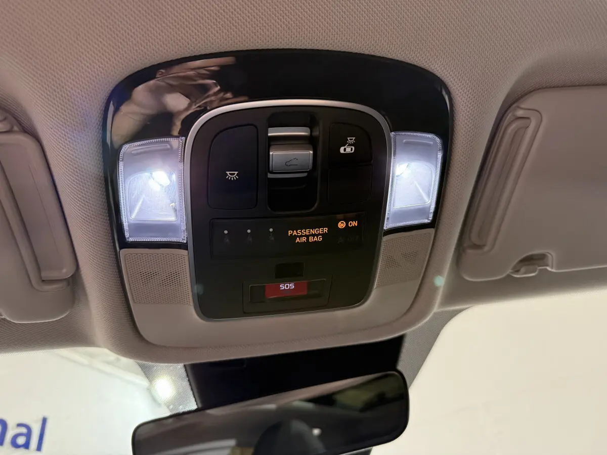Plafonnier intérieur allumé avec commandes et indicateur airbag passager du Hyundai Tucson noir 2021.