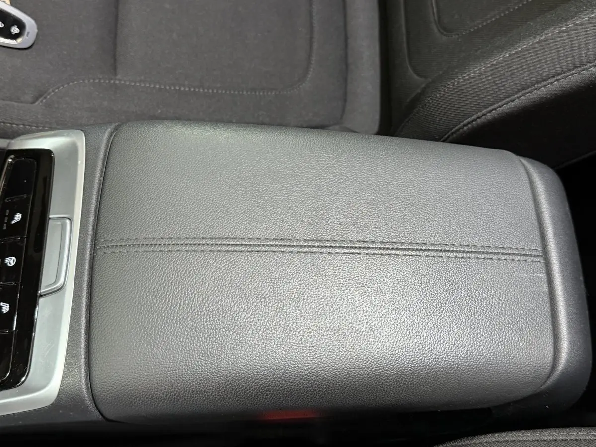 Accoudoir central en cuir noir vu de dessus dans l'habitacle du Hyundai Tucson 2021 hybride.