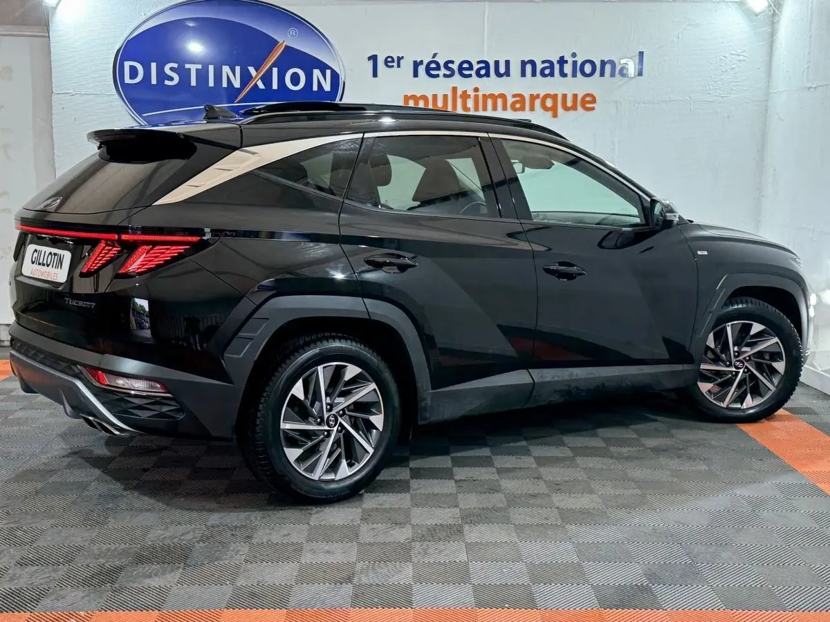 Hyundai Tucson noir en vue profil côté gauche, avec jantes alliage et feux arrière LED distinctifs.
