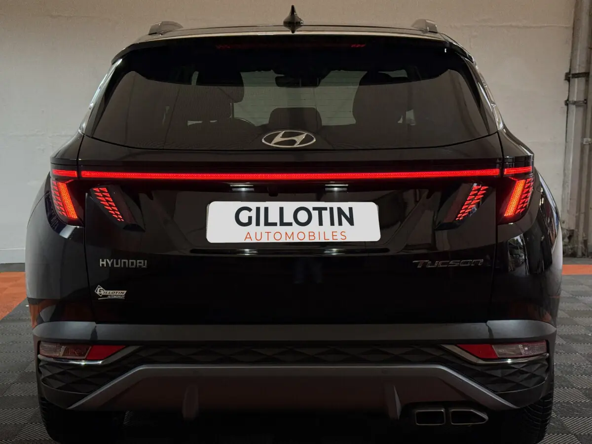 Vue arrière d'un Hyundai Tucson noir avec feux LED en bandeau et double sortie d'échappement rectangulaire.