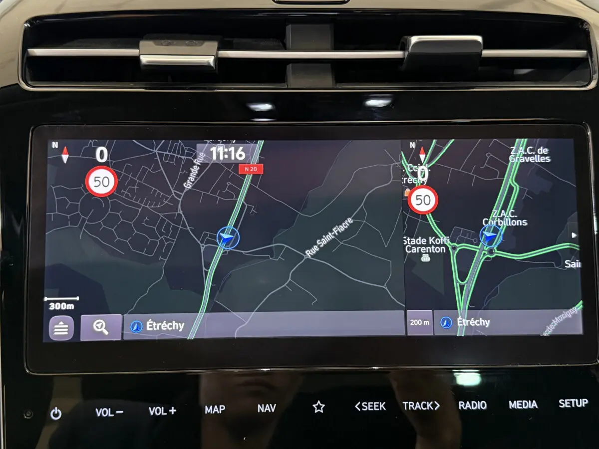 Écran tactile central du tableau de bord du Hyundai Tucson noir, affichant la navigation GPS en mode carte.