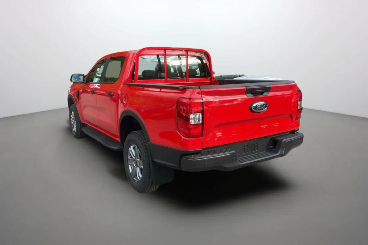 Ford Ranger 2025 rouge racing vu en 3/4 arrière droit avec benne et barre de protection rouge