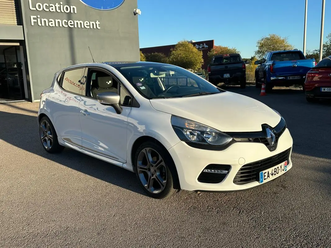 Renault Clio IV TCe 120 GT blanc vue 3/4 avant droit avec jantes alliage 17 pouces et vitres surteintées.