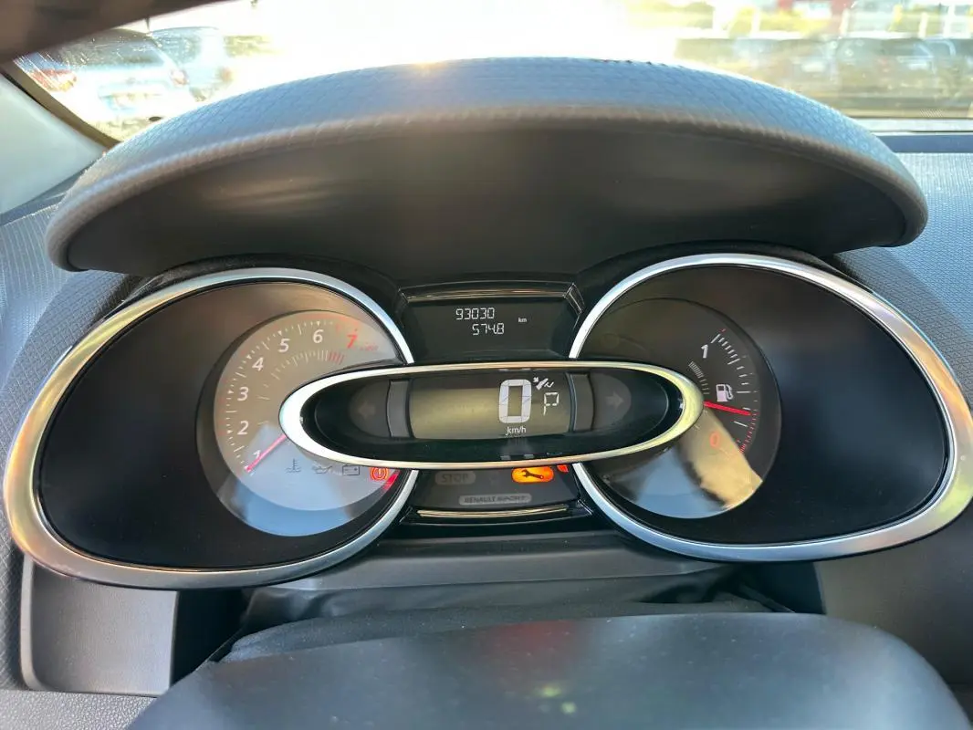 Tableau de bord de Renault Clio IV TCe 120 GT blanc, affichant 0 km/h et 93 030 km au compteur.