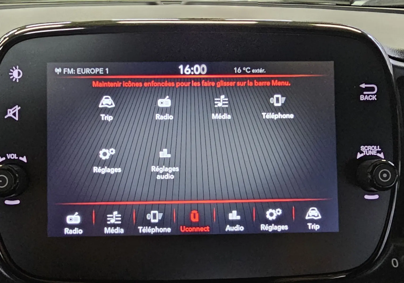 Écran tactile central de la FIAT 500 gris 2023 affichant le menu radio, média, téléphone et réglages audio.