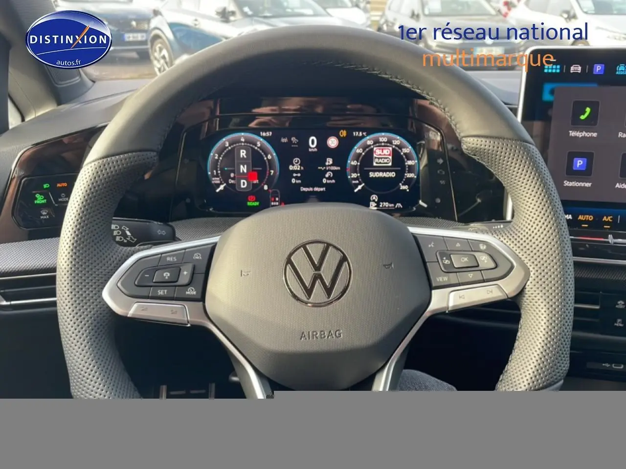 Vue rapprochée du volant cuir multifonction et du tableau de bord numérique de la Volkswagen Golf gris 2026.