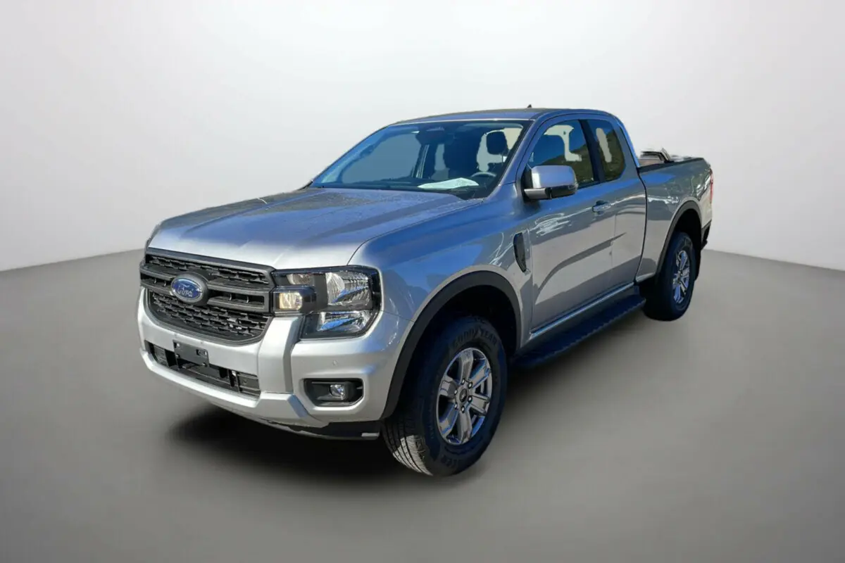 Ford Ranger TDCI 170 XLT gris iconic, vue 3/4 avant droit, avec rideau coulissant et marchepieds noirs.