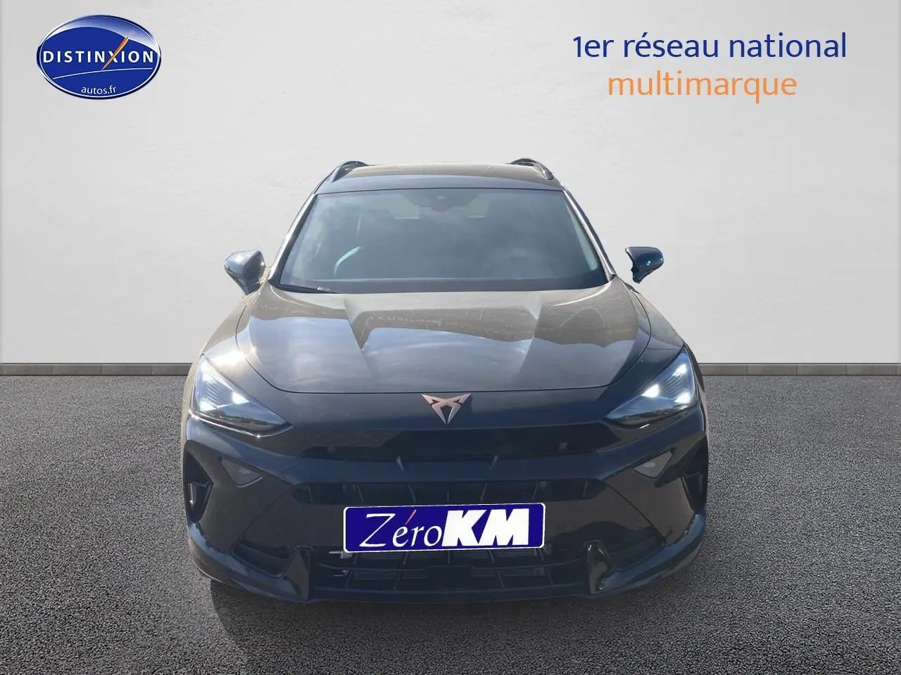 Vue frontale d'un CUPRA Formentor noir midnight 2025 avec phares LED allumés et logo cuivré distinctif.