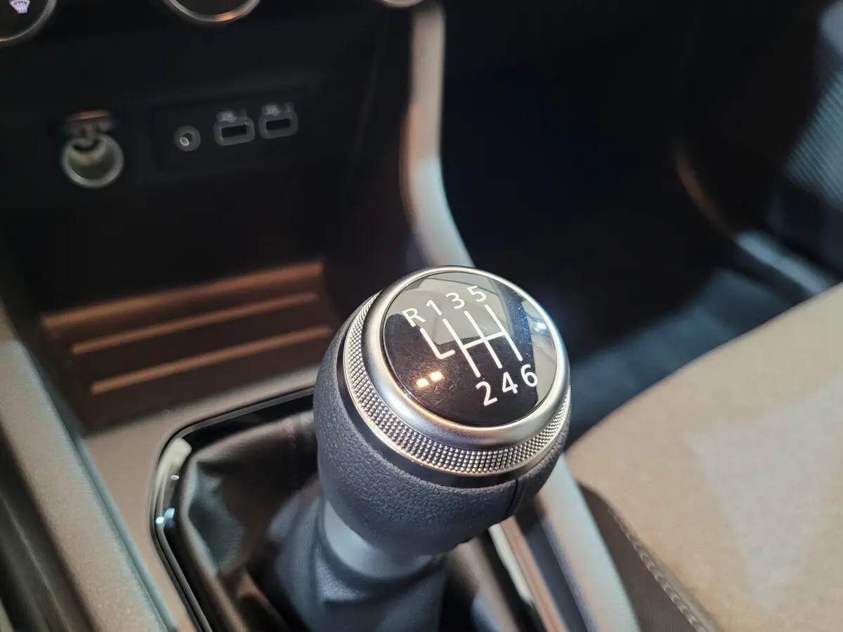 Gros plan sur le levier de vitesses manuel noir et argent de la Renault Clio Evolution Blue dCi 100 2025.