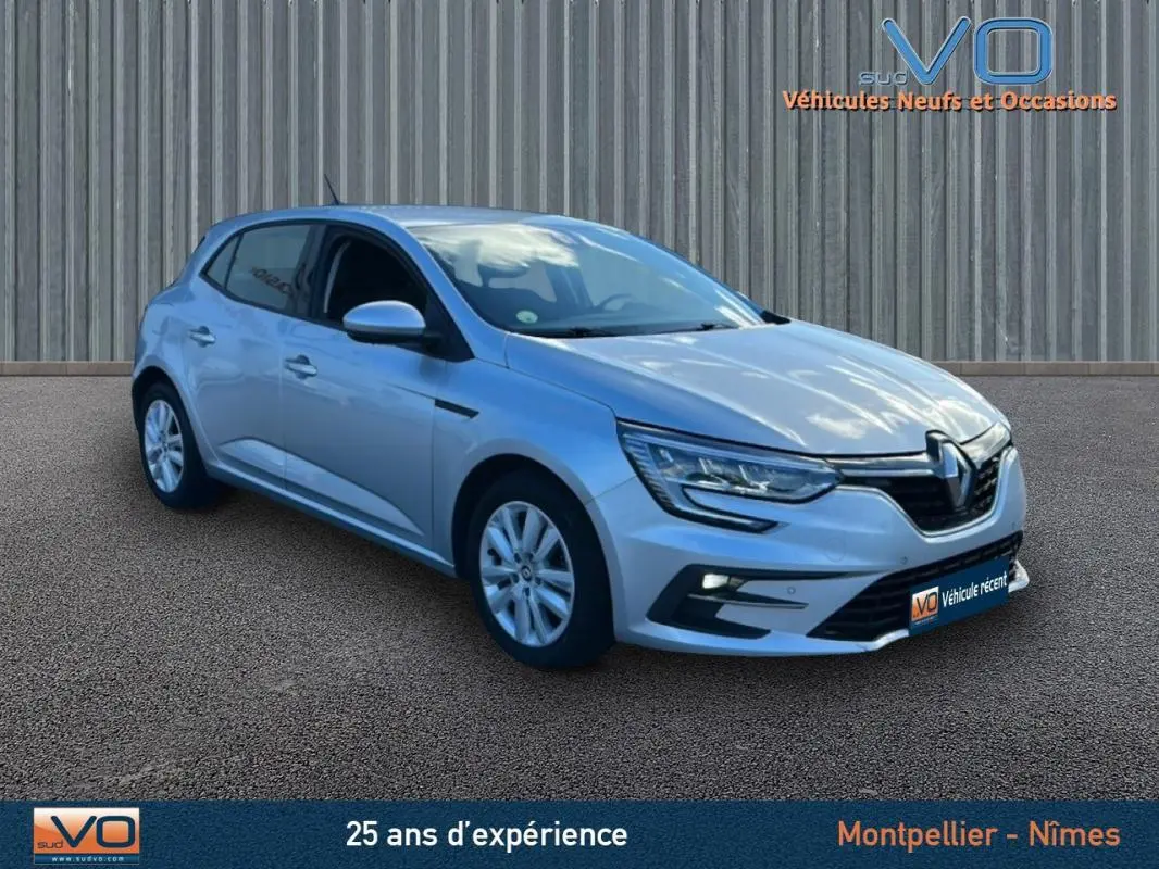 Renault Mégane IV Berline gris clair vue 3/4 avant droit avec phares LED et jantes 16 pouces sur fond neutre.