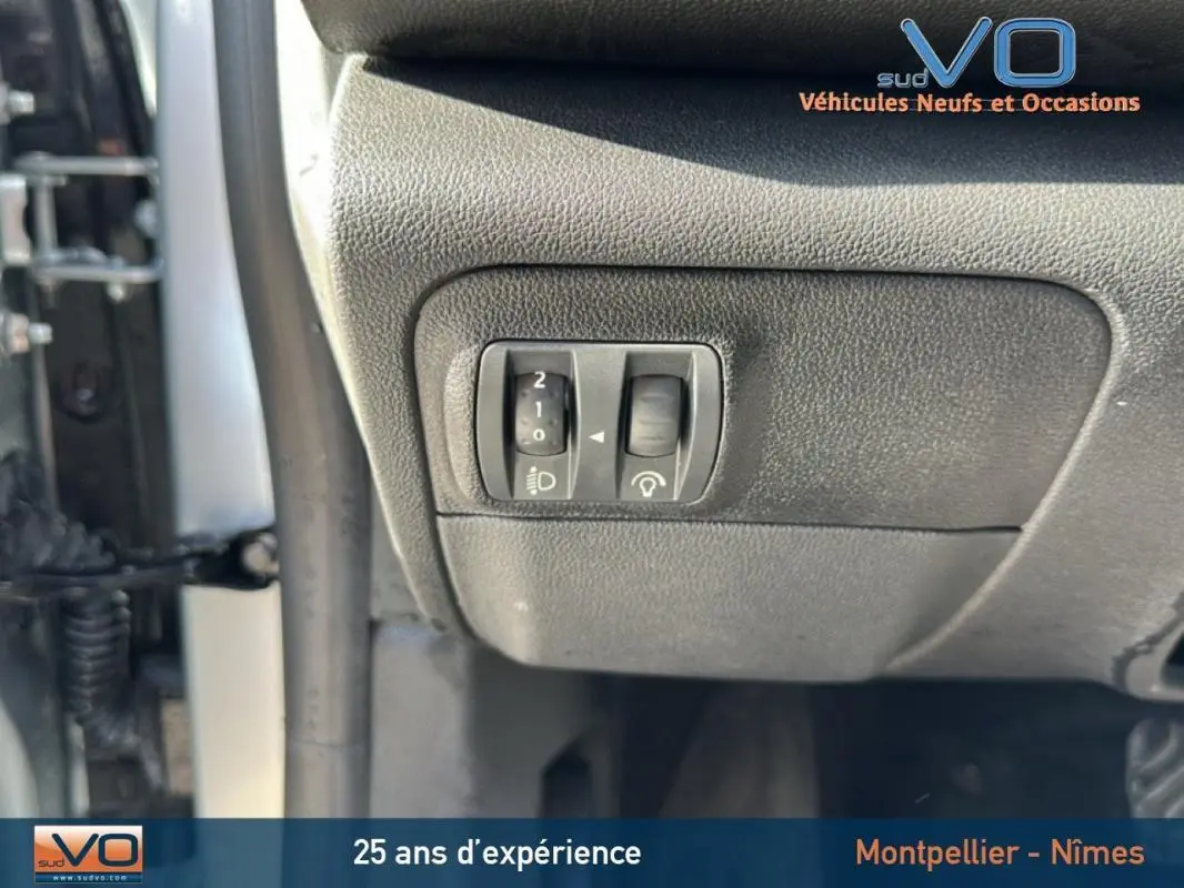 Gros plan sur les commandes d'éclairage et de tableau de bord côté gauche d'une Renault Mégane IV gris clair de 2022.