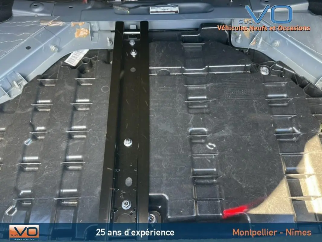 Gros plan sur la roue de secours sous le coffre d'une Renault Mégane IV Berline gris clair 2022.