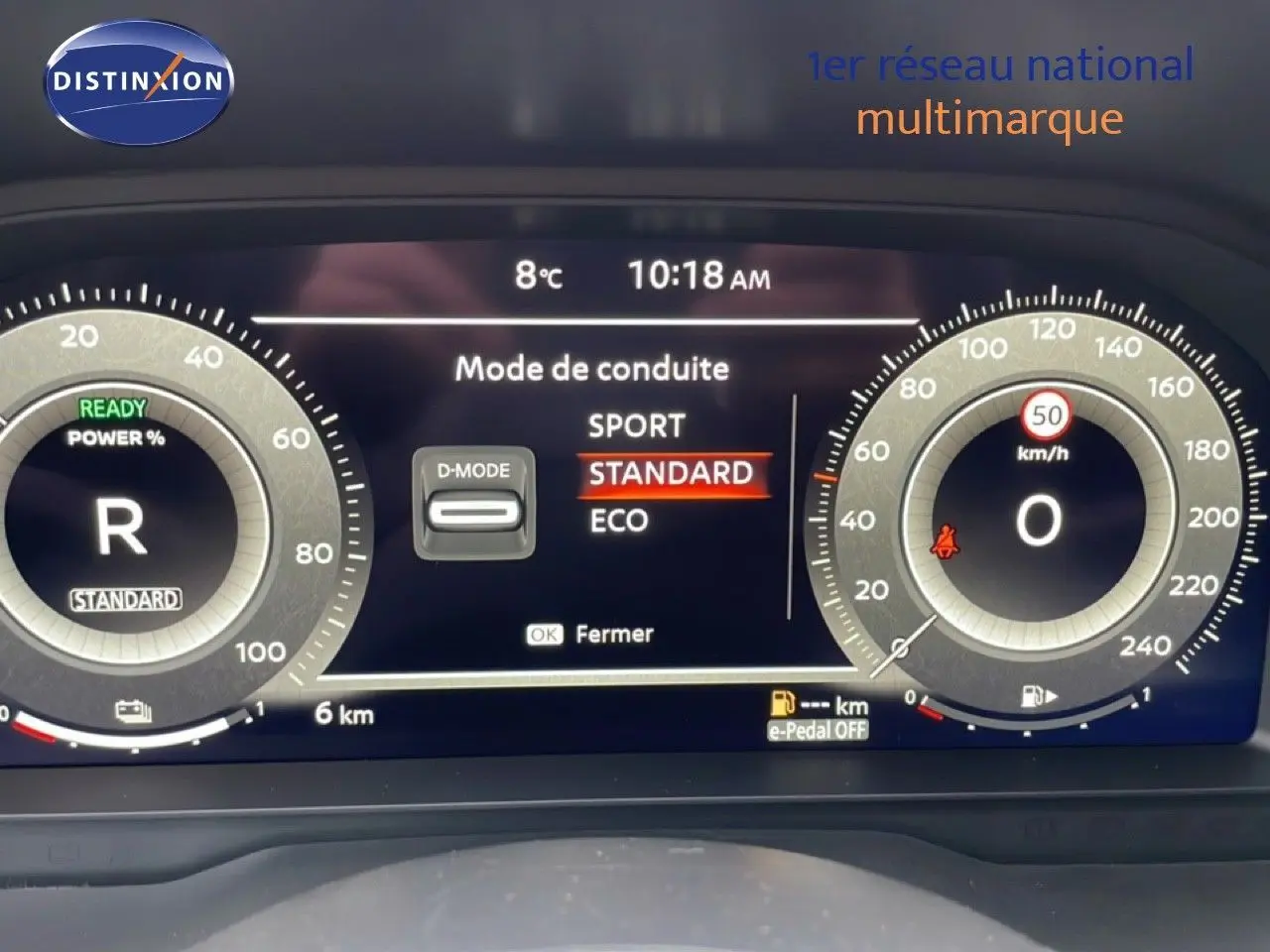 Tableau de bord numérique du Nissan Qashqai 2025 affichant le mode de conduite standard, vitesse à 0 km/h, et température extérieure 8°C.