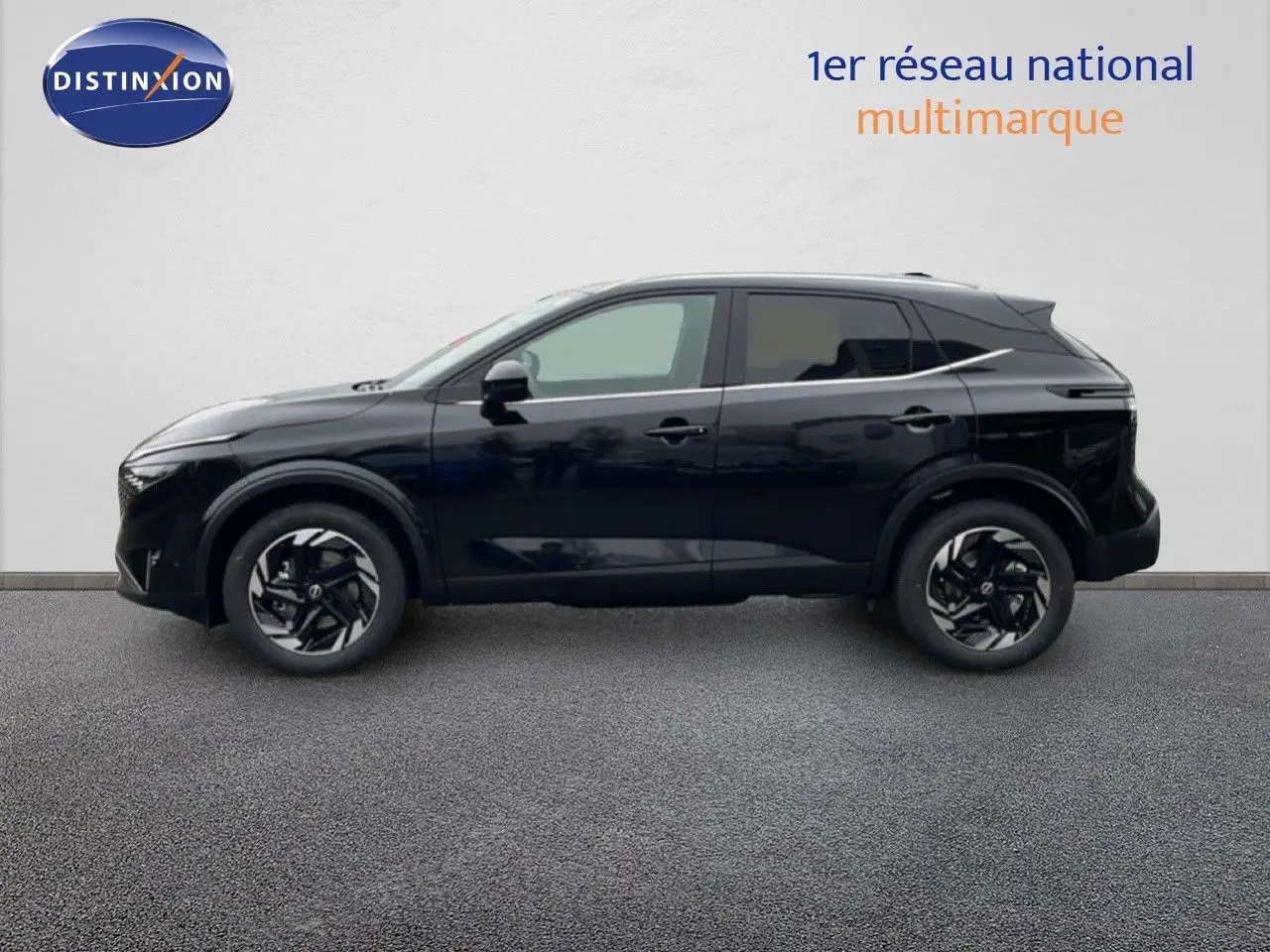 Vue latérale droite d'un Nissan Qashqai 2025 noir perle métal avec jantes noires et toit contrasté gris clair.