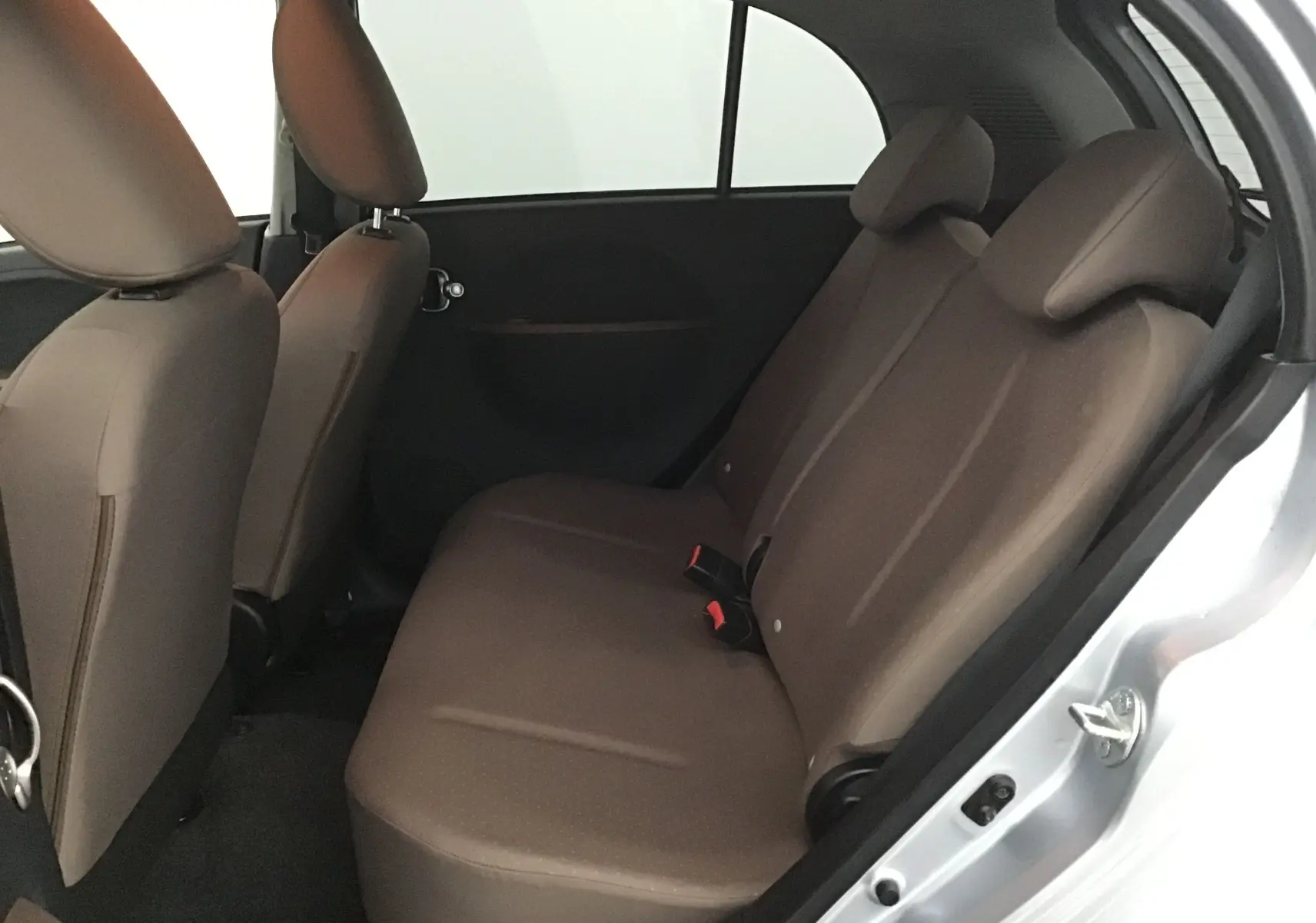 Vue intérieure côté droit sur la banquette arrière marron du Citroën C-ZERO gris alu avec porte ouverte.