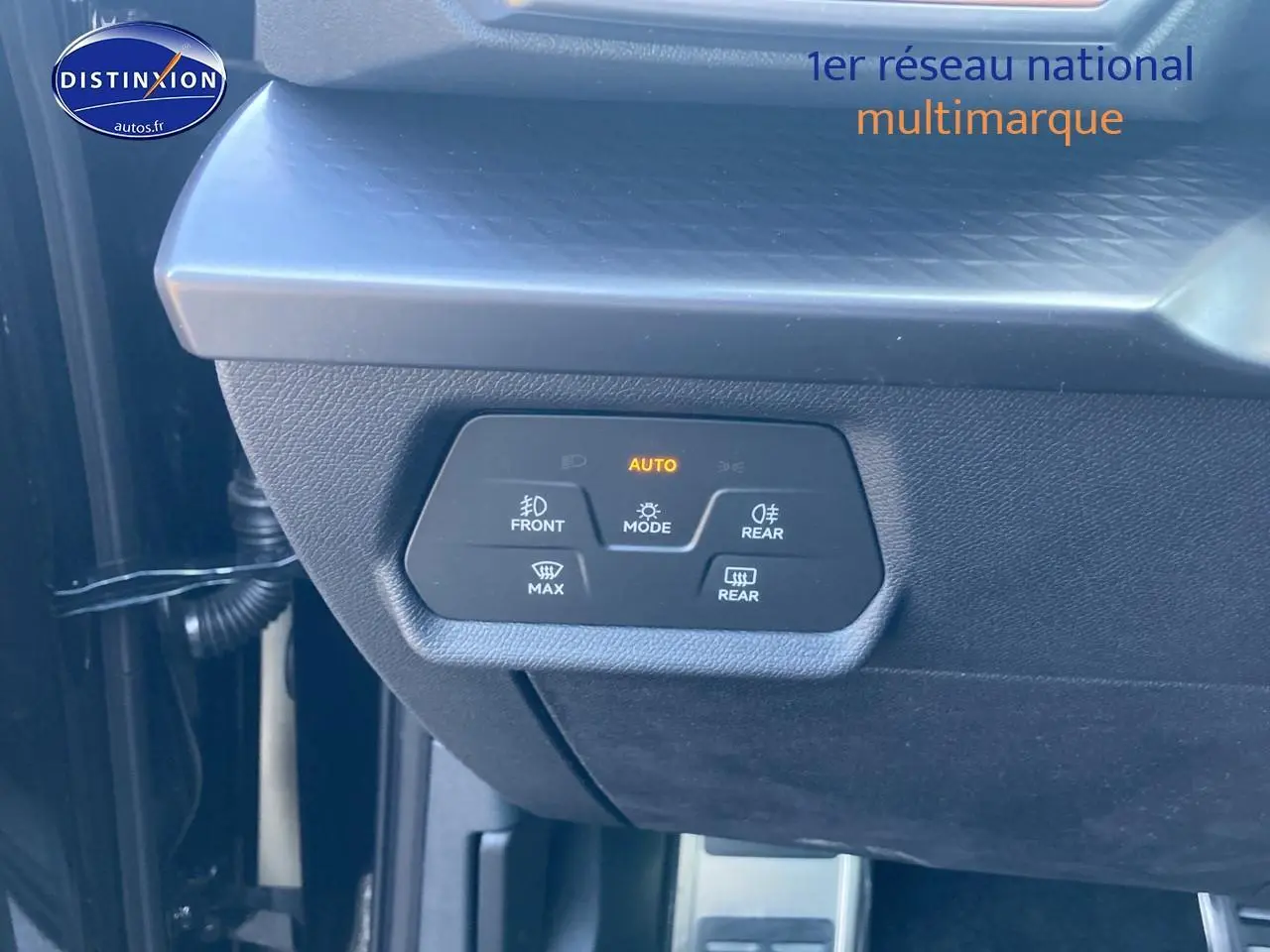 Gros plan sur les commandes d'éclairage et désembuage côté gauche d'un CUPRA Formentor noir midnight 2025.