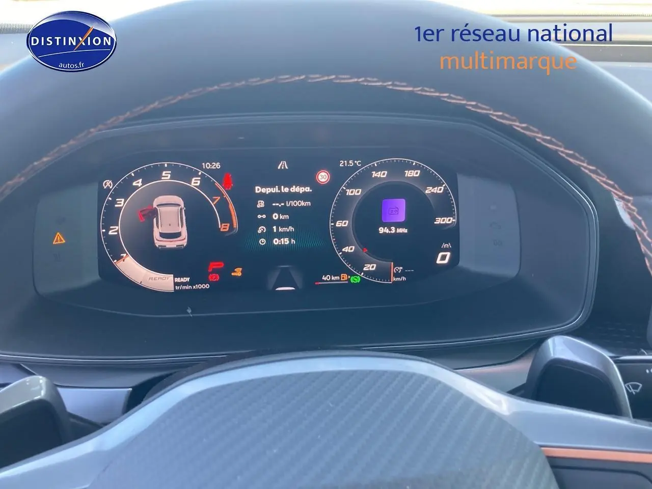 Tableau de bord numérique du CUPRA Formentor 2025 affichant compte-tours et vitesse en vue frontale rapprochée.