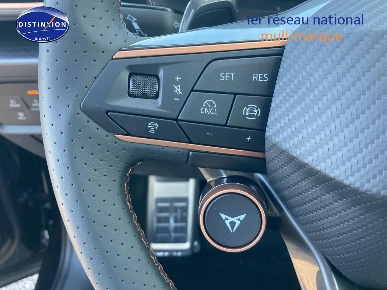 Gros plan sur le volant cuir perforé noir midnight du CUPRA Formentor 2025 avec commandes multifonctions et logo central.