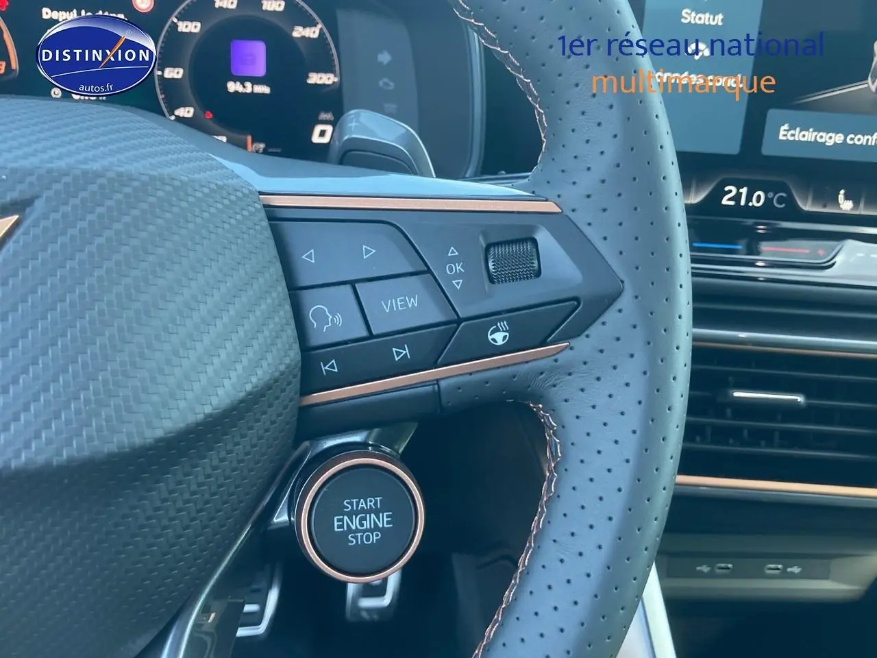 Gros plan sur le volant cuir perforé noir du CUPRA Formentor 2025 avec boutons multifonctions et bouton start engine stop.